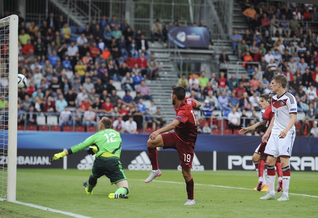 Portugalec Ricardo Horta dává pátý gól Německu v semifinále EURO 21. Němci odjíždějí ze šampionátu s debaklem 0:5.