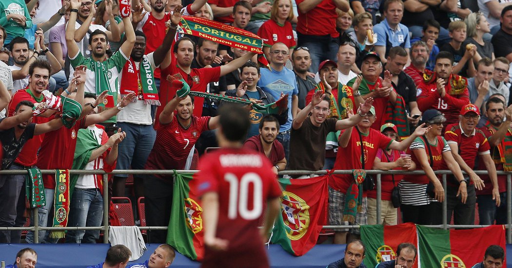 Portugalec Bernardo Silva si vychutnává s fanoušky radost z vítězství nad Německem v semifinále EURO &#34;21&#34;. Portugalci deklasovali silného soupeře v poměru 5:0.