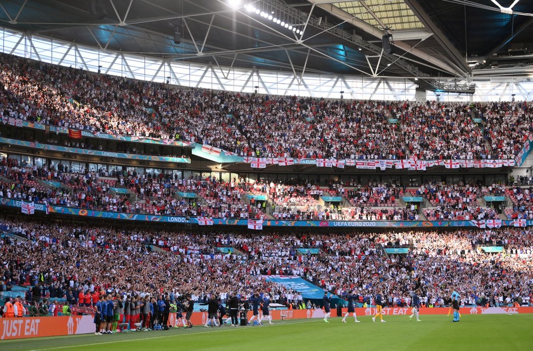 Zaplněné tribuny ve Wembley na semifinále EURO mezi Anglií a Dánskem