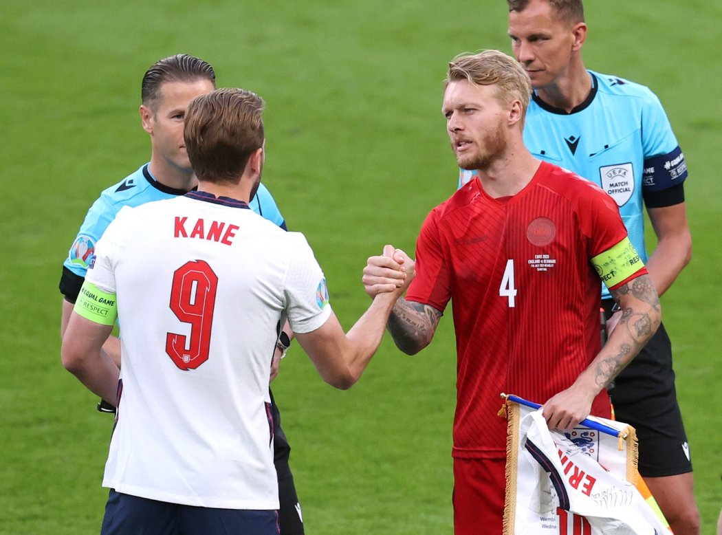 Start utkání a pozdrav kapitánů Anglie a Dánska před semifinále EURO