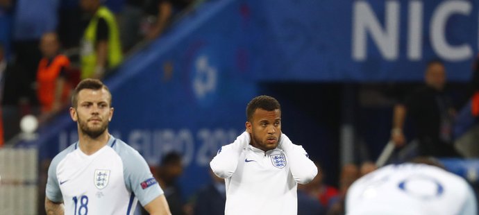 Zklamaní fotbalisté Anglie po porážce s Islandem