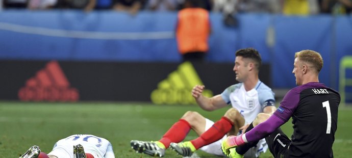Zklamaní fotbalisté Anglie po porážce s Islandem