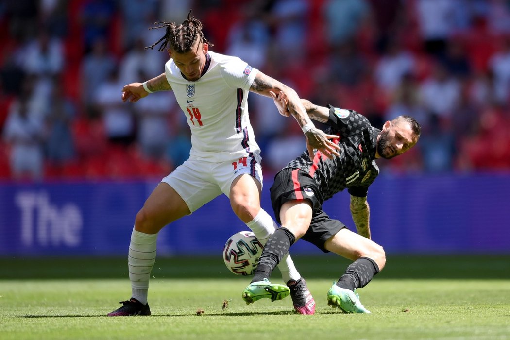 Záložník Kalvin Phillips (vlevo) svádí souboj o míč s Marcelem Brozovičem v duelu Anglie s Chorvatskem