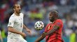 Belgičan Romelu Lukaku si zpracovává míč před dobíhajícím Giorgiem Chiellinim z Itálie
