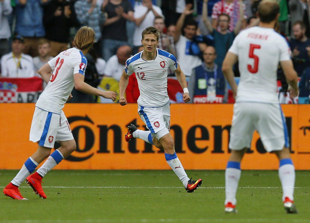 Střídající Milan Škoda přesnou hlavičkou snížil skóre zápasu s Chorvaty na EURO na 1:2