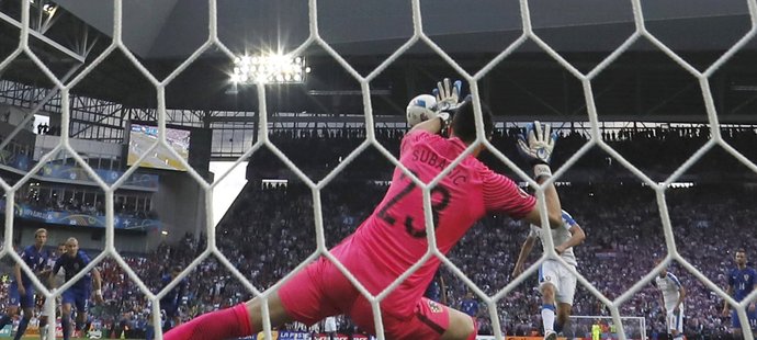 Brankář Chorvatska se na penaltu Tomáše Necida natahoval marně, Češi vyrovnali na 2:2