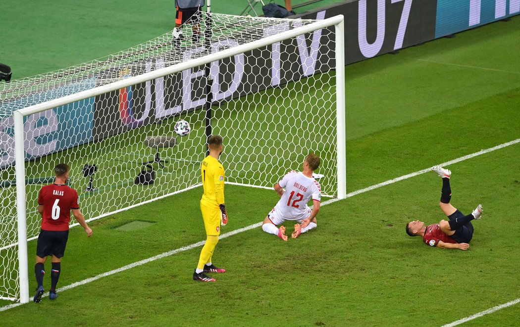 Kasper Dolberg zblízka vstřelil druhý dánský gól