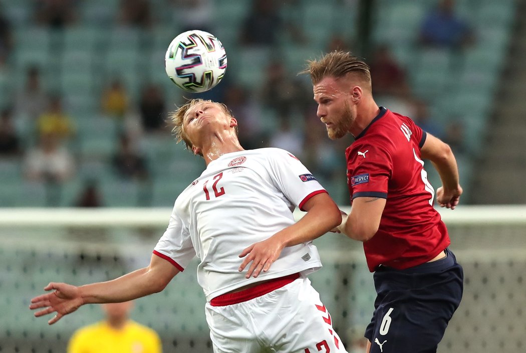 Tomáš Kalas v hlavičkovém souboji s Kasperem Dolbergem