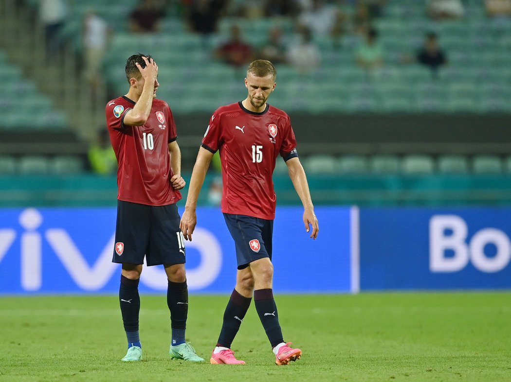 Zklamaní čeští fotbalisté po inkasovaném gólu