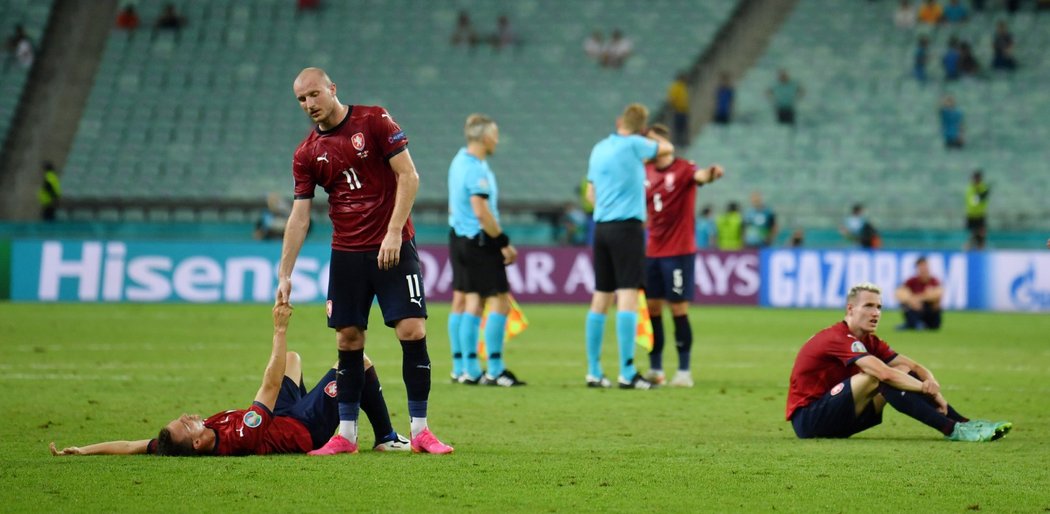 Zklamaní čeští fotbalisté poté, co na EURO vypadli proti Dánsku