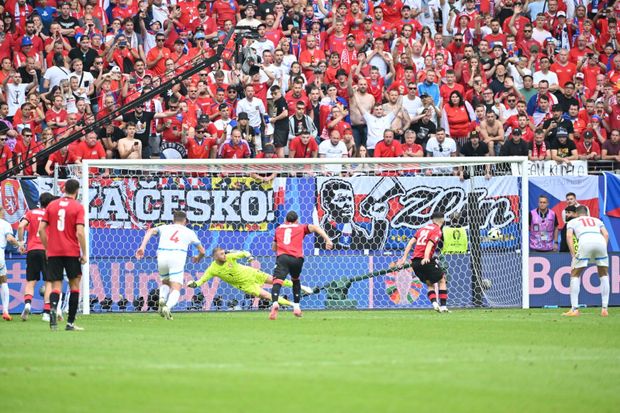 Mikautadze proměnil penaltu Mikautadze proměnil penaltu