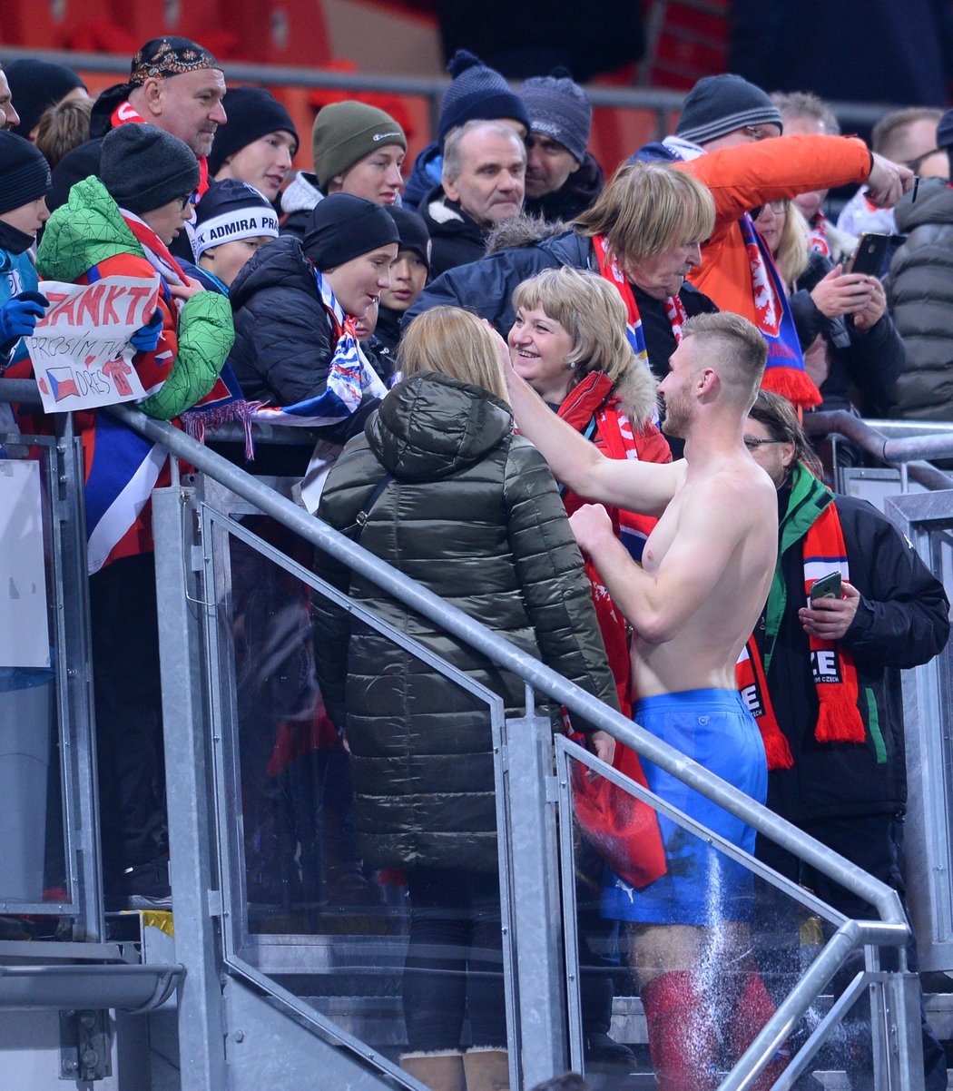 Český reprezentační stoper Jakub Brabec se radoval se svými blízkými na plzeňské tribuně z postupu na EURO