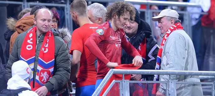 Jeden z hrdinů utkání s Kosovem, záložník Alex Král, se radoval z postupu na EURO i s českými fanoušky
