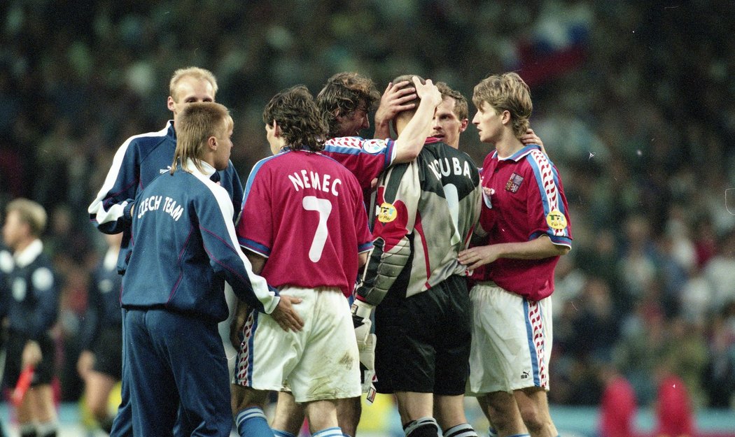 Čeští fotbalisté v utkání s Ruskem na mistrovství Evropy v roce 1996