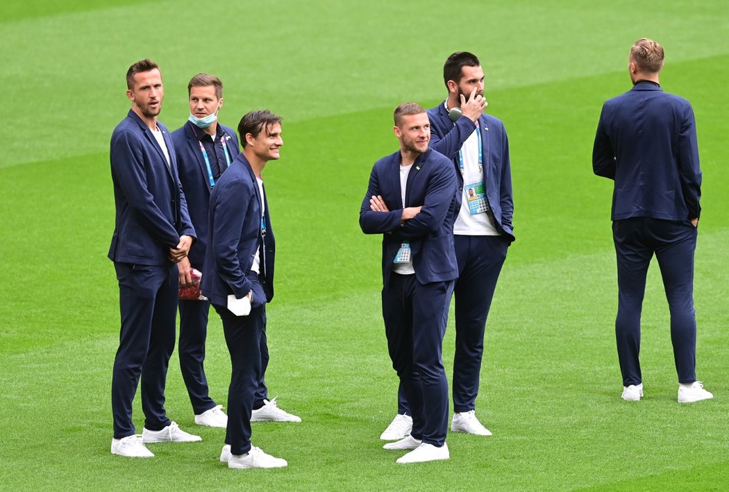 Čeští fotbalisté na trávníku ve Wembley před zápasem proti Česku