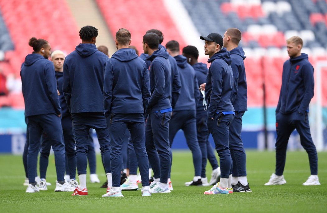Angličtí fotbalisté si prohlíží trávník ve Wembley před duelem s Českem