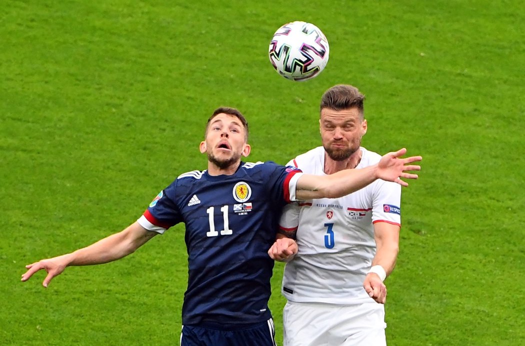 Ondřej Čelůstka (vpravo) v zápase proti Skotsku na EURO