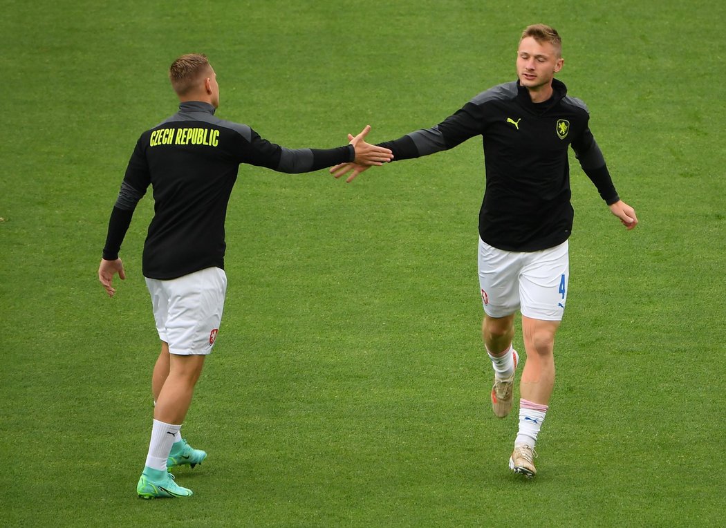Čeští fotbalisté na rozcvičce před zápasem se Skotskem na EURO
