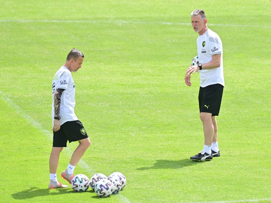 Trenéři české fotbalové reprezentace Jaroslav Šilhavý a Jiří Chytrý při tréninku na Strahově