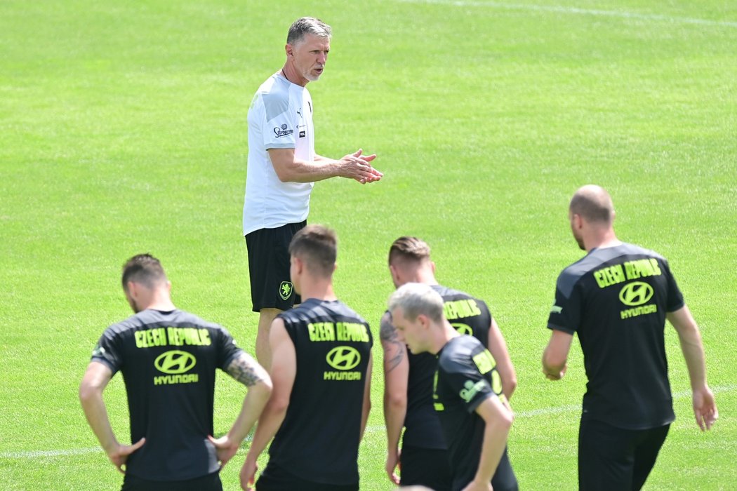 Trenér Jaroslav Šilhavý promlouvá k českému týmu na začátku tréninku