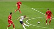 Anglický snajpr Harry Kane střílí na dánskou branku v semifinále EURO 2021