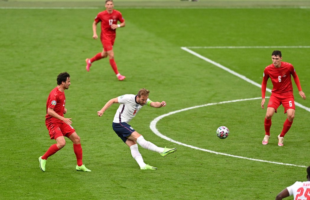 Anglický snajpr Harry Kane střílí na dánskou branku v semifinále EURO 2021
