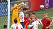 Anglický gólman Jordan Pickford vyboxovává balon před svou brankou v semifinále EURO 2021 s Dánskem