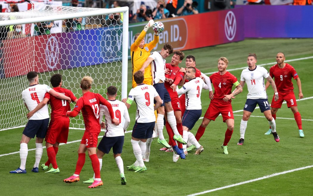 Skrumáž uvnitř pokutového území Anglie v semifinálovém souboji s Dánskem v rámci EURO 2021