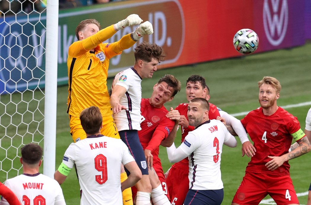 Anglický gólman Jordan Pickford vyboxovává balon před svou brankou v semifinále EURO 2021 s Dánskem
