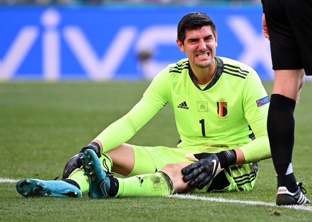 Belgický brankář Thibaut Courtois byl v závěru zápasu ošetřován