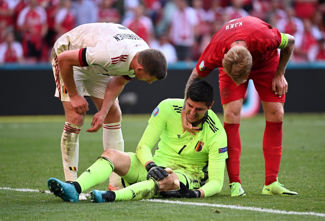 Belgický brankář Thibaut Courtois byl v závěru zápasu ošetřován