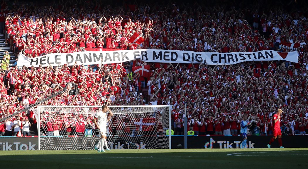Christiana Eriksena fanoušci také podpořili. Nyní jim to dánský fotbalista oplácí