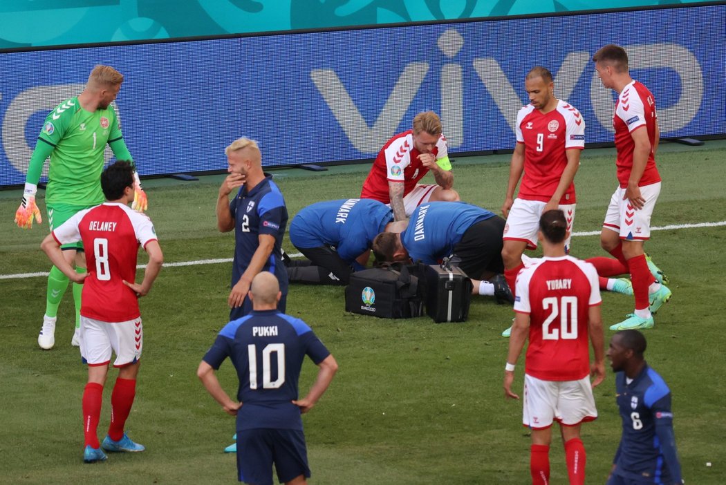 Dánský záložník Christian Eriksen zkolaboval v průběhu utkání  mezi Dánskem a Finskem na letošním EURO