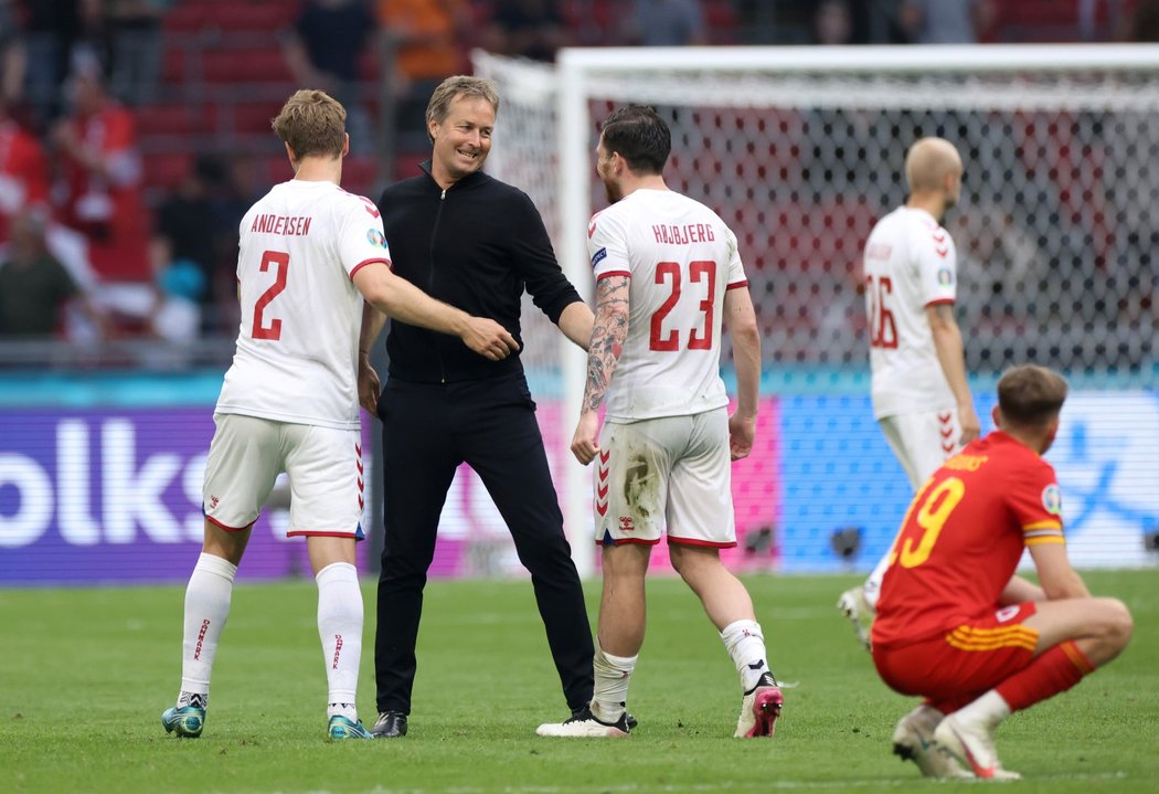 Dánský kouč Kasper Hjulmand se svými svěřenci po postupu do čtvrtfinále EURO