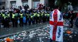 Angličtí fanoušci, kteří se nedostali na stadion během finále EURO, tropili na ulicích nepřístojnosti