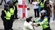 Fanoušky v ulicích Londýna musela krotit policie