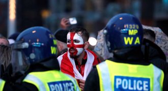 Násilí v ulicích i ve Wembley: Policie zatýkala, fanoušci se prali mezi sebou