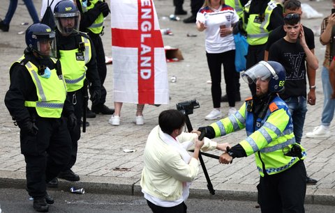 Fanoušky v ulicích Londýna musela krotit policie