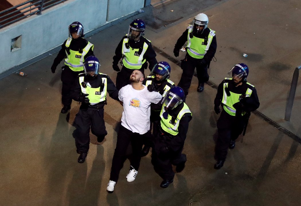 Londýnská policie po finále EURO zatkla 49 lidí, kteří vyváděli na ulicích