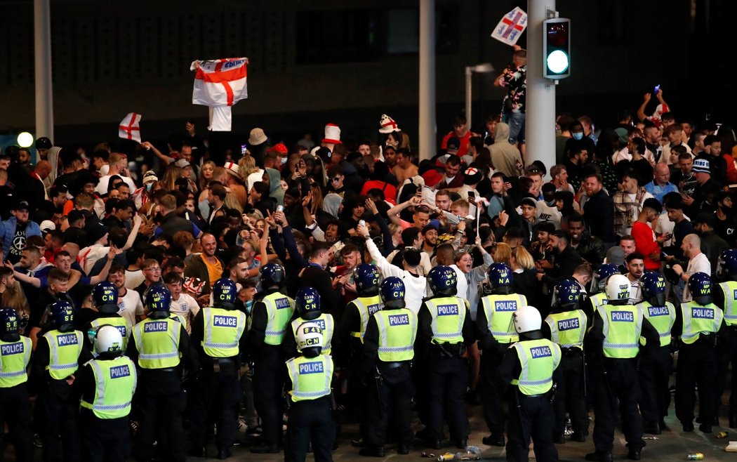 Angličtí fanoušci pod dohledem policie