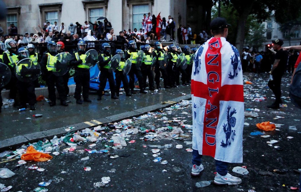 Angličtí fanoušci, kteří se nedostali na stadion během finále EURO, tropili na ulicích nepřístojnosti