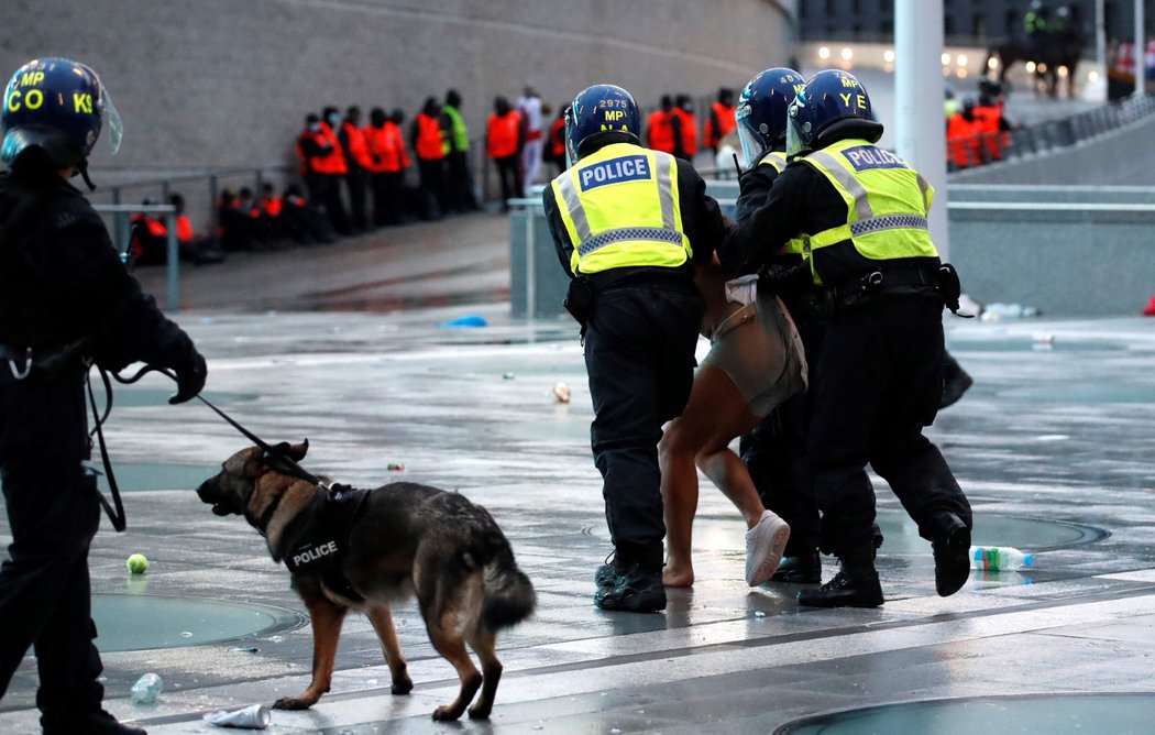 Londýnská policie kvůli násilnostem během finále EURO zatkla 49 lidí