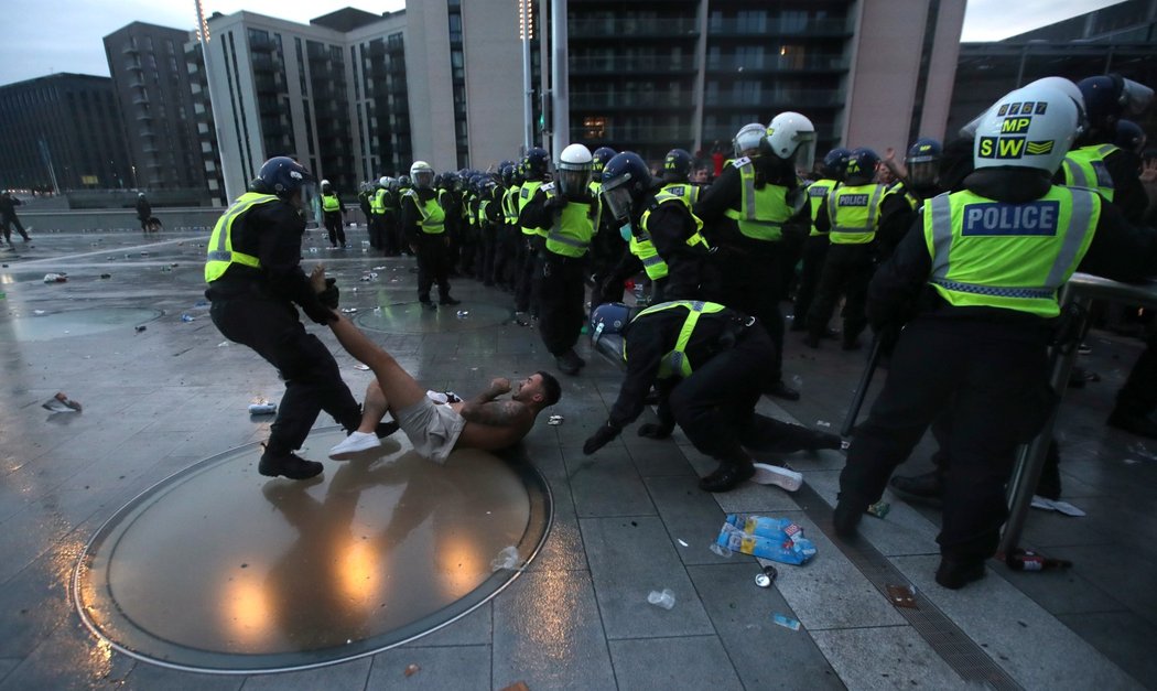 Rozbouřené fanoušky v Londýně musela krotit policie