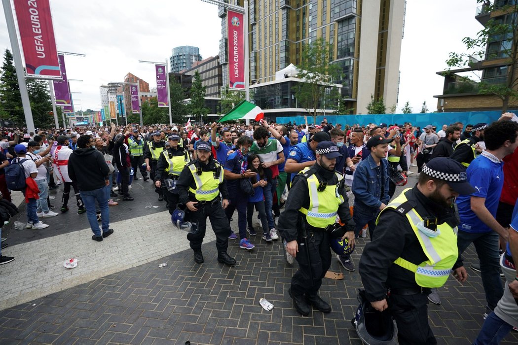 Fanoušci v Londýně pod dohledem policie během finále EURO mezi Anglií a Itálií