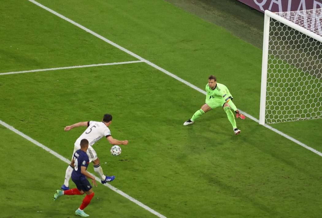 Mats Hummels si dává vlastní gól v utkání s Francií na EURO