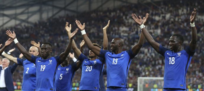 Francouzští fotbalisté jásají, právě postoupili do finále mistrovství Evropy