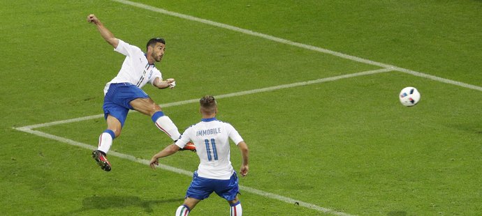 Graziano Pelle střílí druhý gól Itálie