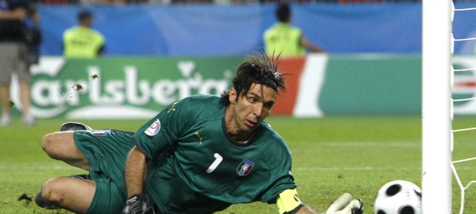 Italský brankář Gianluigi Buffon sleduje míč, který se zastavil o tyč.