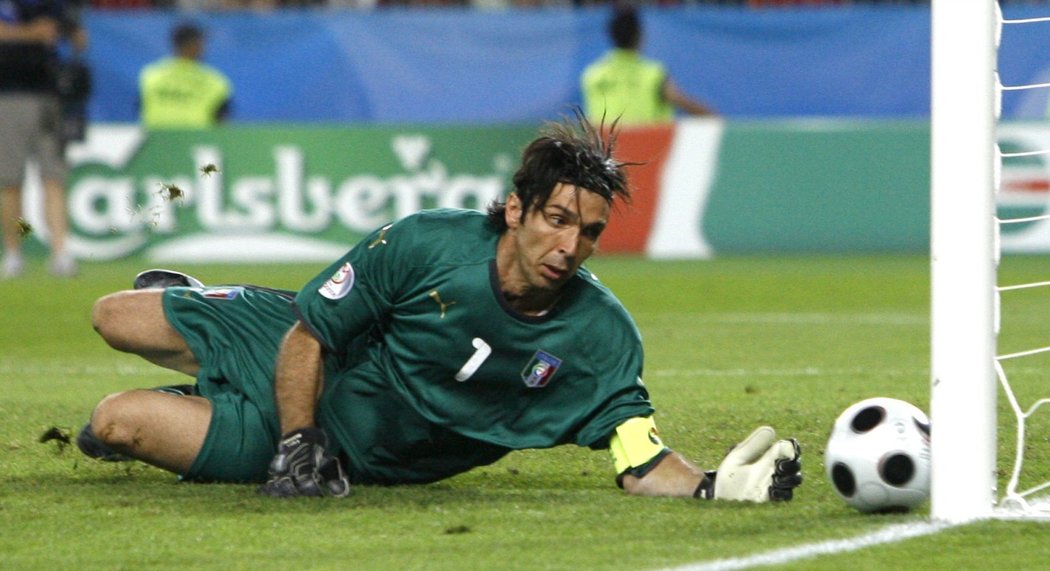 Italský brankář Gianluigi Buffon sleduje míč, který se zastavil o tyč.