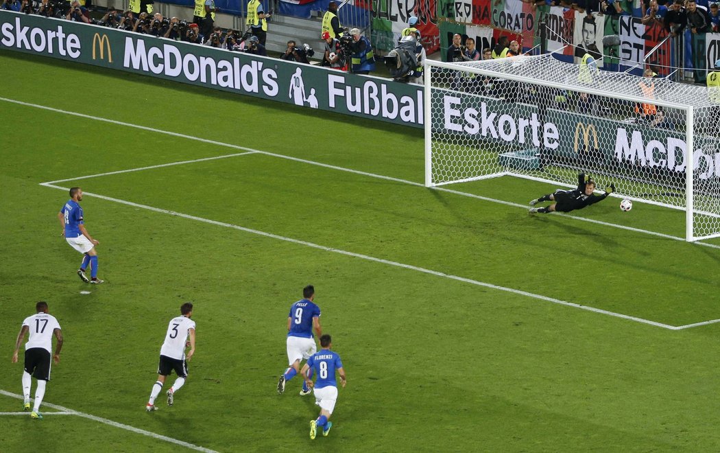 Brankář Německa Manuel Neuer inkasoval první gól na EURO až v pátém zápase z kopačky Leonarda Bonucciho